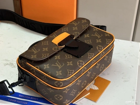 WIS VUITTON MESSENGER LOCK LOUIS S 0827